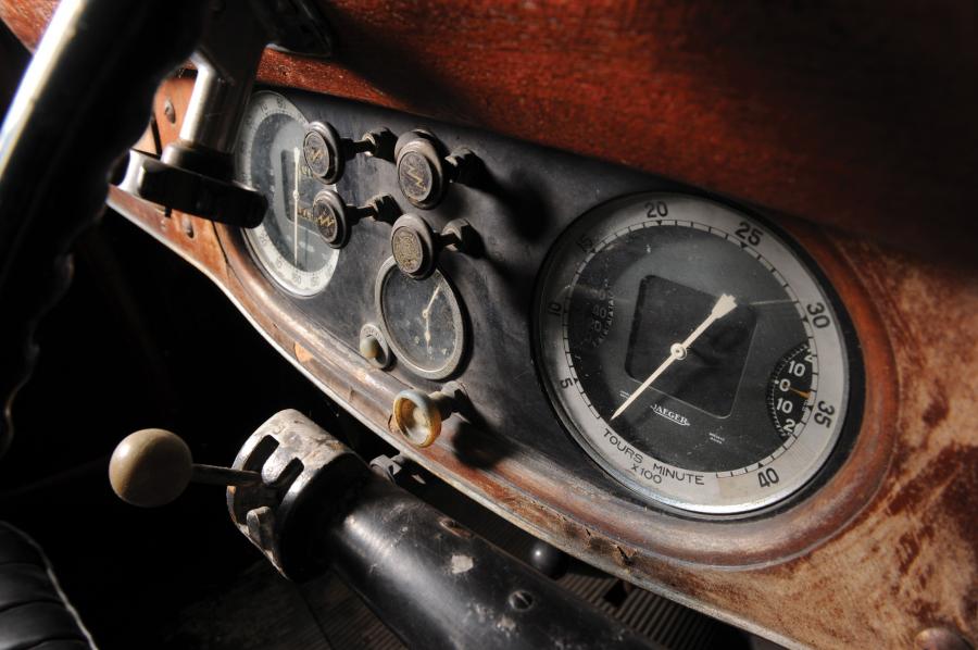 Панель приборов Delage D6-70 Coupe DeVille 1937 года  (фото 8 из 14)